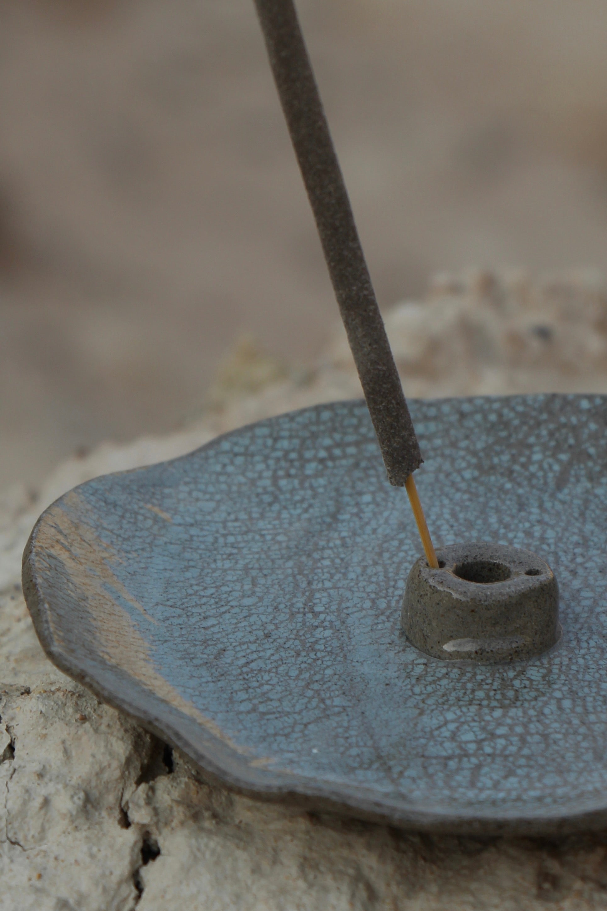 מעמד קרמיקה עגול של מאיה כץ