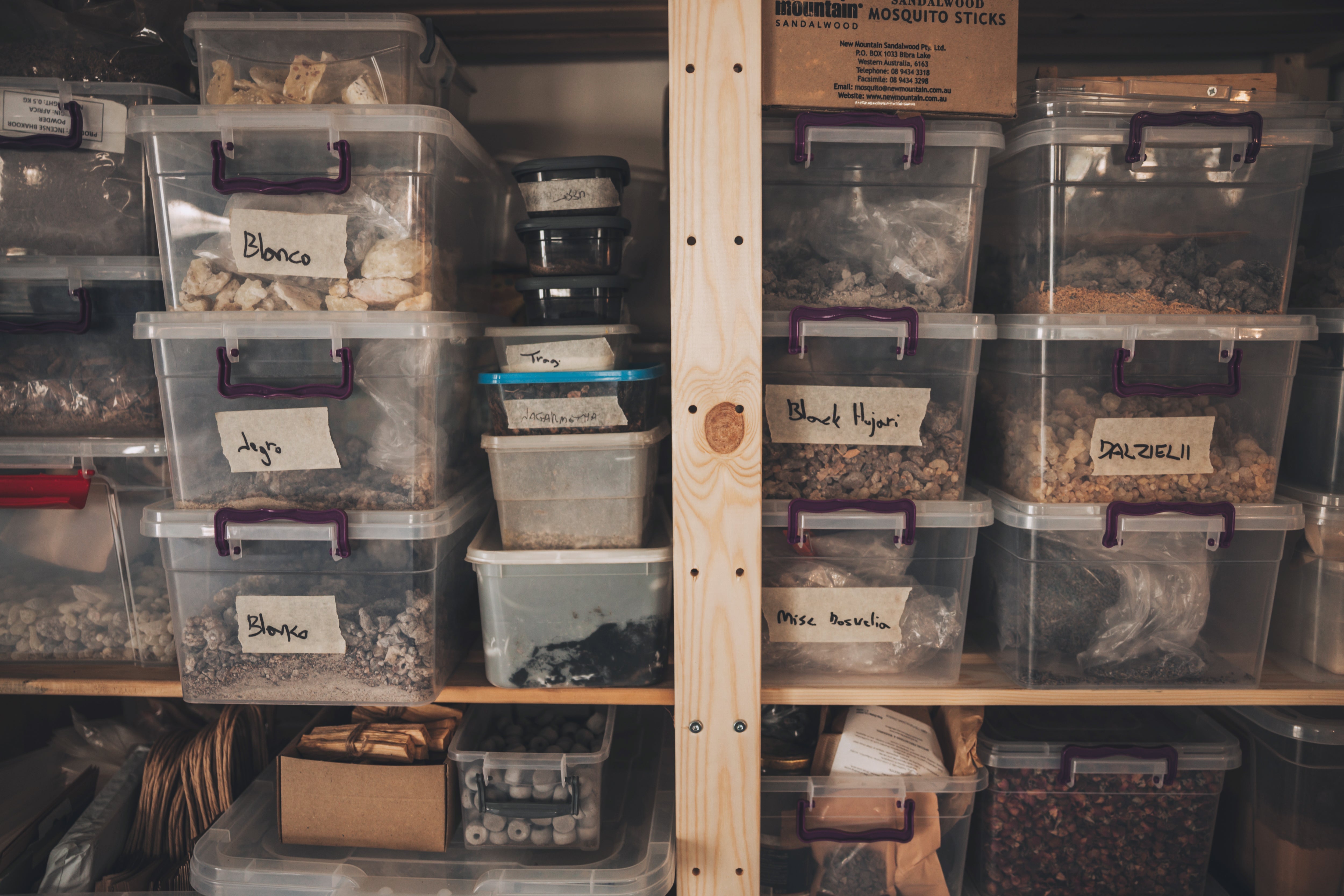 חומרי גלם לרוקחות טבעית בעבודת יד בסטודיו Desert Scent