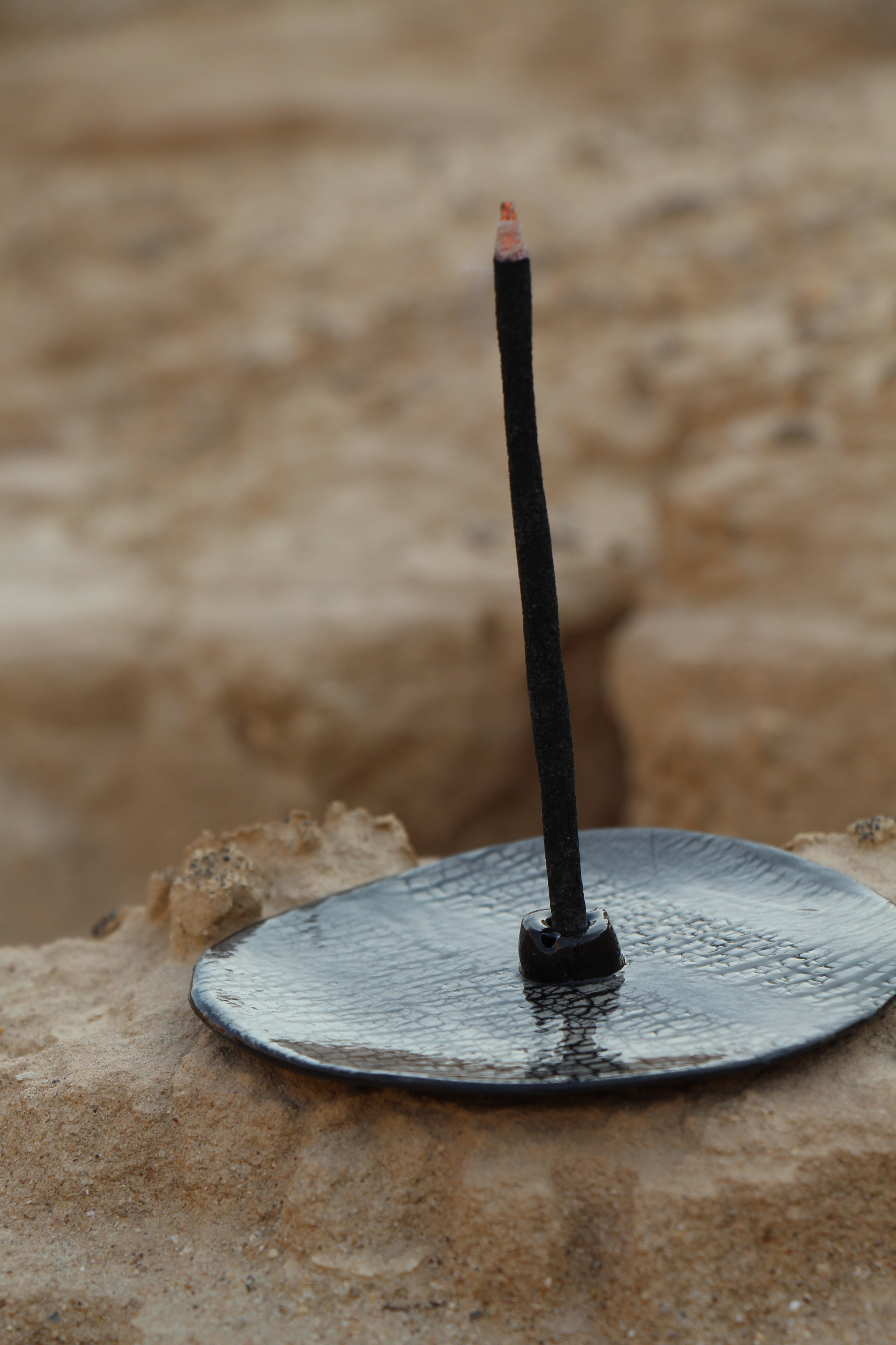 מעמד קרמיקה עגול של מאיה כץ