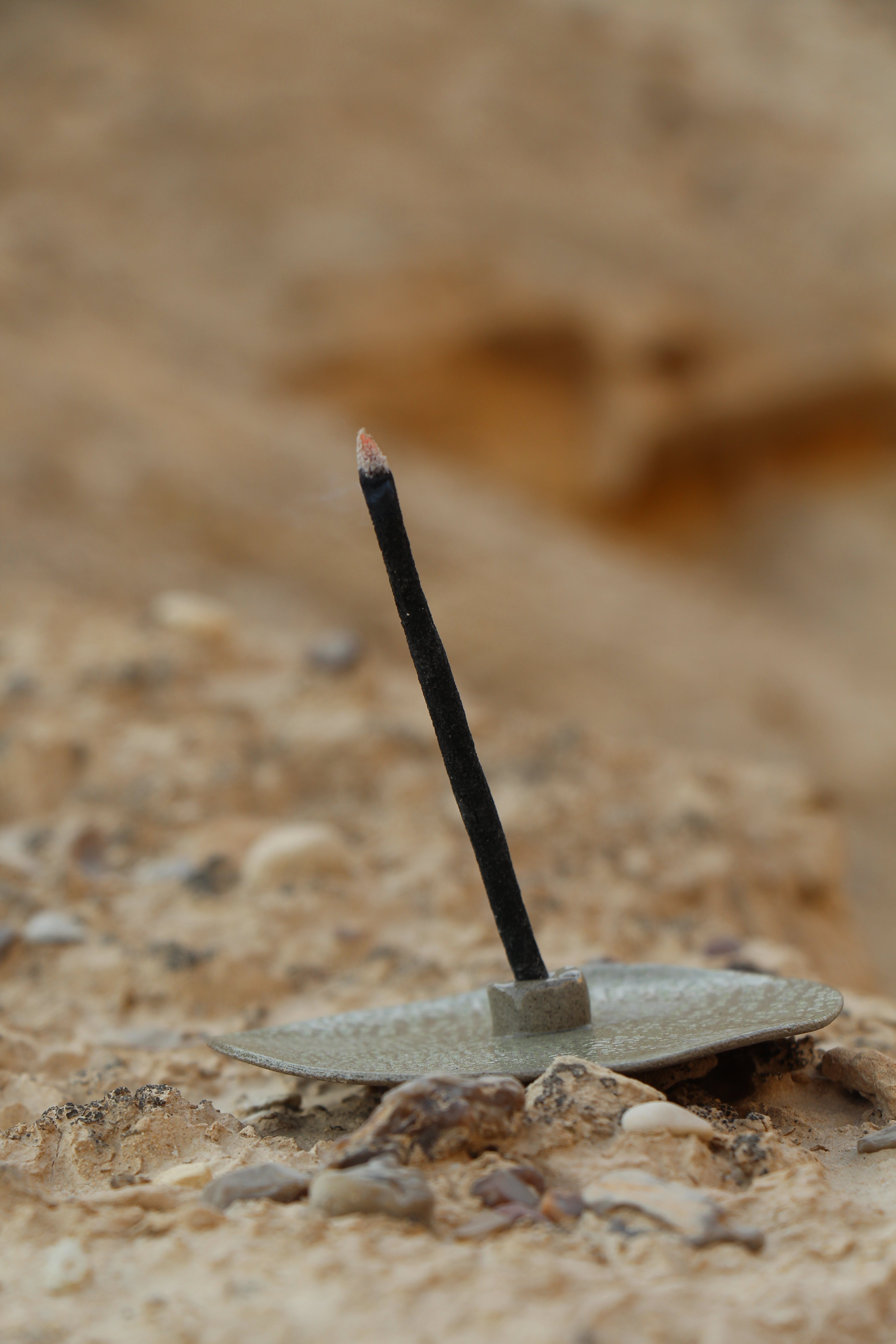 מעמד קרמיקה עגול של מאיה כץ